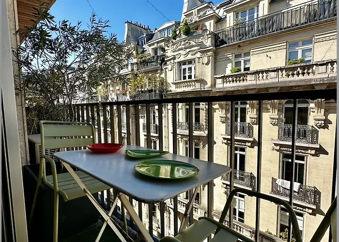 70s Style 3 Or 4p With Balcony Near Champs-elysees Paris