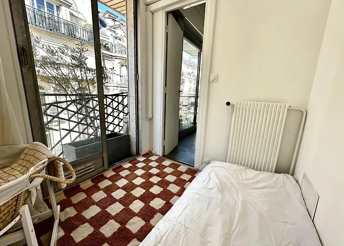 70s Style 3 Or 4p With Balcony Near Champs-elysees * Paris