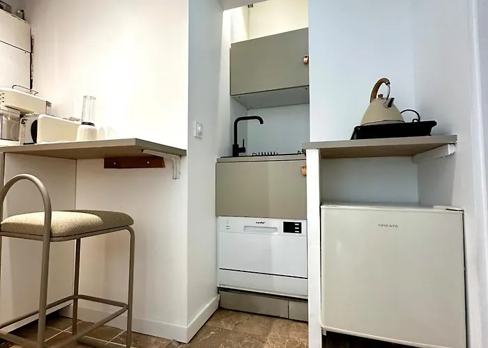 70s Style 3 Or 4p With Balcony Near Champs-elysees * Paris