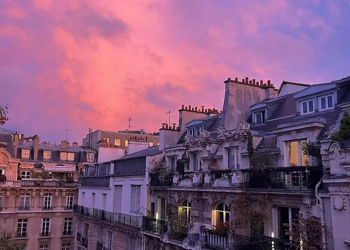 70s Style 3 Or 4p With Balcony Near Champs-elysees Lägenhet Paris