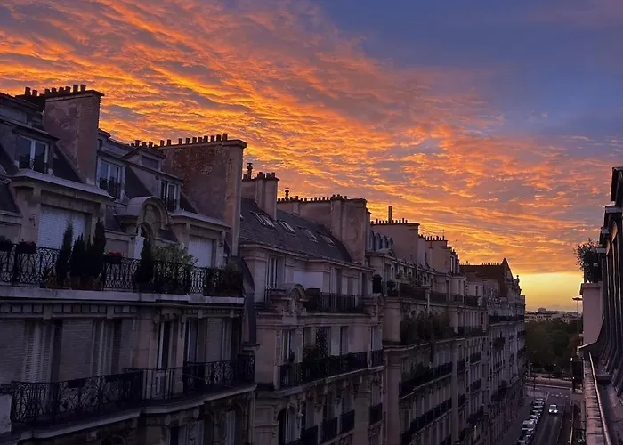 70s Style 3 Or 4p With Balcony Near Champs-elysees * Paris