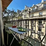 70s Style 3 Or 4p With Balcony Near Champs-elysees Париж